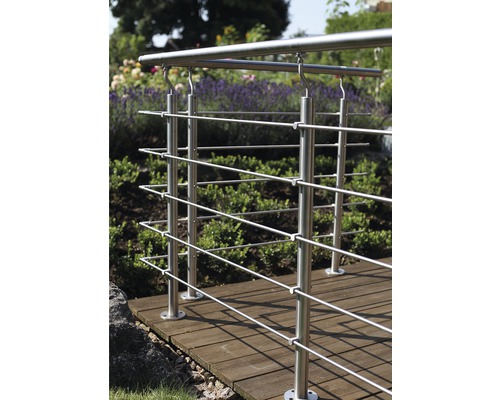 Balustradă din oțel inoxidabil pe o terasă din lemn într-o grădină.