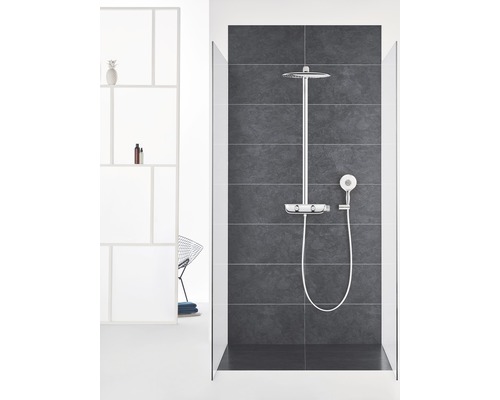 Duș cu cap și duș de mână în fața unui perete cu gresie gri