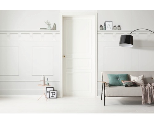 Cameră luminoasă cu lambriu, ușă, canapea și lampă de podea