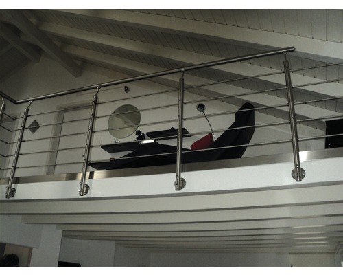 Fotografie de interior cu balustradă din oțel inoxidabil într-un spațiu de locuit cu grinzi de tavan