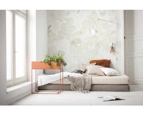 Cameră luminoasă cu pat de zi, jardinieră și tapet floral