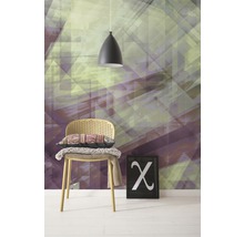 Cameră cu tapet geometric, scaun, lampă și poză