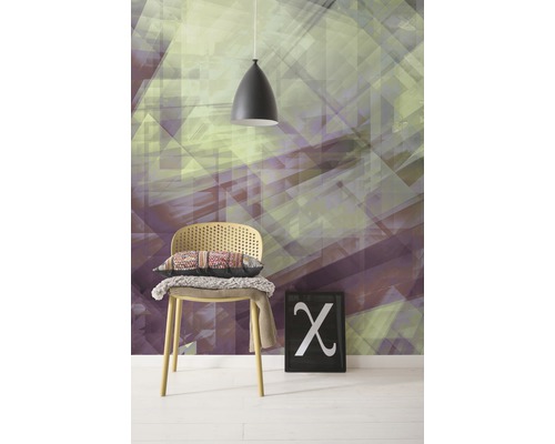 Cameră cu tapet geometric, scaun, lampă și poză