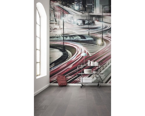 Cameră de zi cu fototapet, cărucior de servire, rucsac și podea din lemn