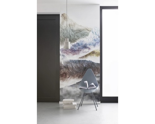 Scenă cu fototapet cu motiv montan, scaun și stivă de cărți