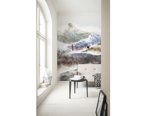 Cameră luminoasă cu fototapet cu munți, scaun, pat și fereastră