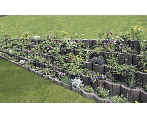 Grădină în trepte cu pietre de beton plantate pentru fixarea pantei