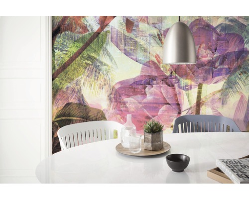 Sufragerie cu masă, scaune, lampă suspendată și fototapet cu motive de junglă