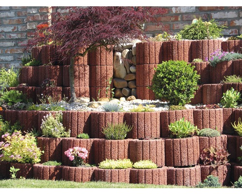 Grădină terasată cu jardiniere și vegetație
