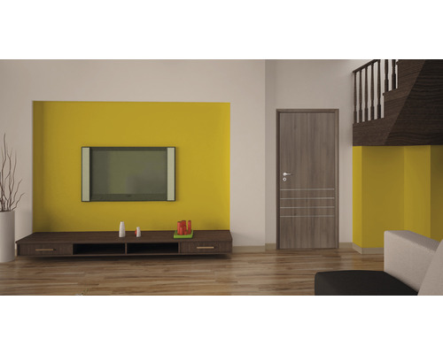 Cameră de zi cu televizor, dulap, ușă și scară