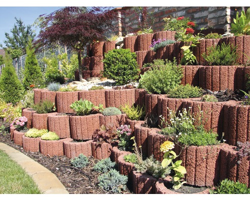 Grădină în trepte cu jardiniere și plante