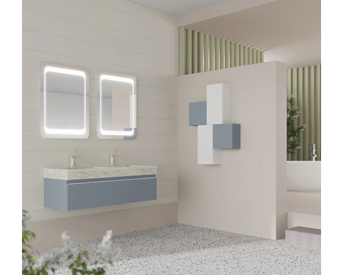 Baie modernă cu lavoar, oglinzi cu iluminare și elemente decorative de perete.