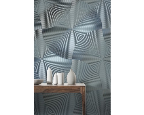 Prim-plan al unui perete cu model de tapet circular și o consolă de lemn cu vaze decorative.