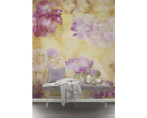 Cameră de zi decorativă cu tapet floral și bancă