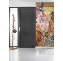Zonă de intrare cu ușă, garderobă și tapet decorativ