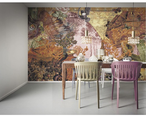 Sufragerie cu tapet cu modele, masă din lemn și scaune