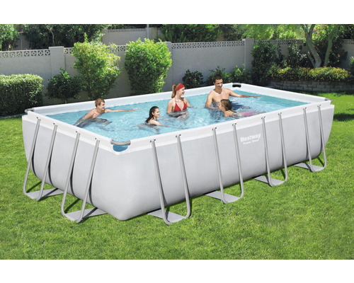 Piscină rectangulară cu cadru din oțel și mai multe persoane în grădină