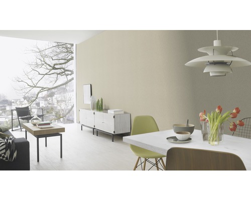 Cameră de zi luminoasă cu masă de sufragerie, scaune, dulap și fereastră mare