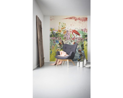 Cameră cu fototapet cu plante tropicale și motiv flamingo, fotoliu și decorațiuni