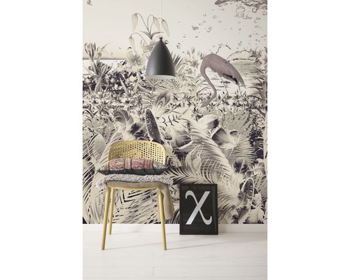 Interior decorativ cu tapet cu model, scaun și lampă