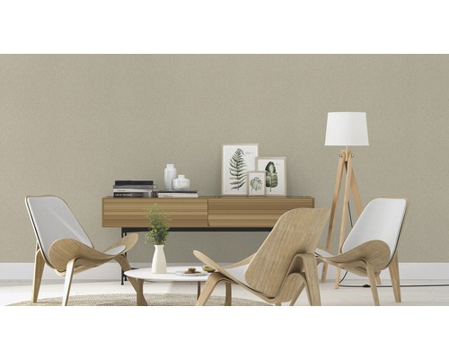 Living cu tapet cu model, mobilier din lemn și obiecte decorative