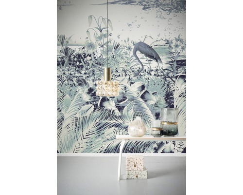 Ambianță decorativă de locuit cu tapet cu model, lampă, masă și decorațiuni