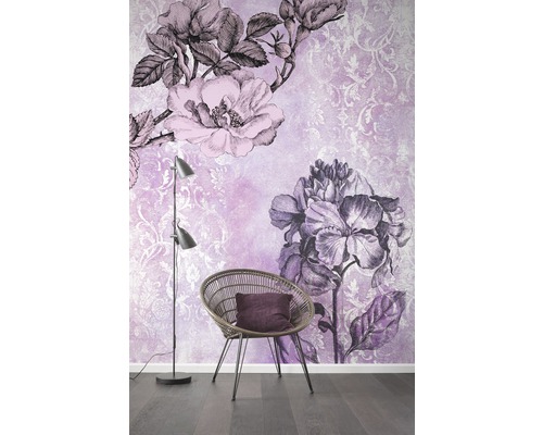 Interior decorativ cu fototapet floral, fotoliu și lampă de podea