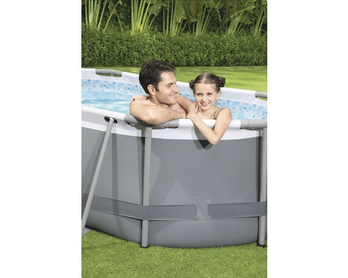 Tată și fiică în piscină supraterană în grădină