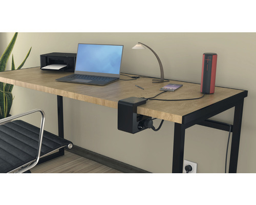 Birou cu laptop, imprimantă, lampă de birou, difuzor, smartphone și prelungitor pentru montare pe masă