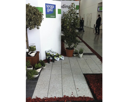Stand expozițional cu plante, pavaj și pământ de flori