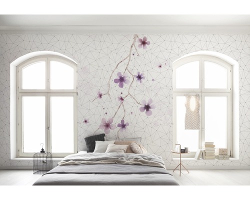 Dormitor luminos cu pat, ferestre și tapet cu model floral