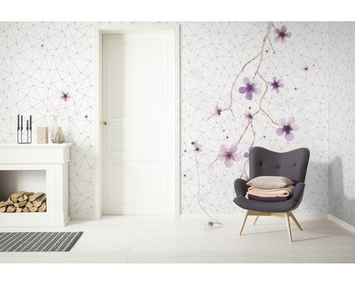 Cameră de zi cu tapet cu model, fotoliu și șemineu