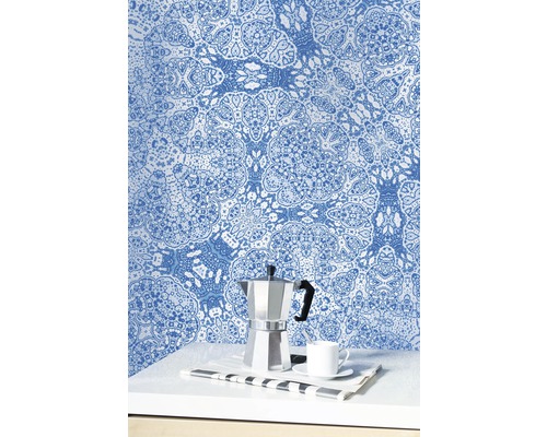 Decor de perete cu tapet ornamental, cafetieră și ceașcă