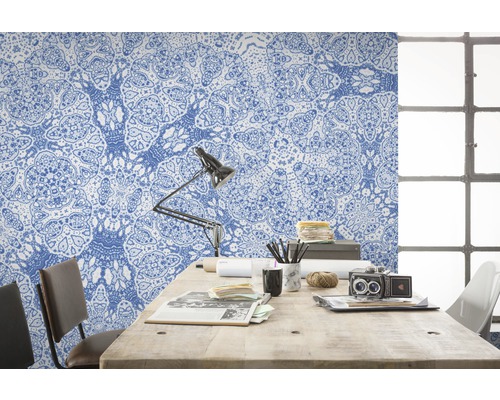 Cameră de lucru cu tapet cu model albastru, birou, lampă și scaun