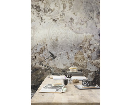 Birou cu birou și tapet de perete cu ornamente