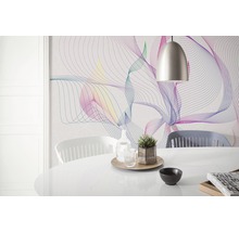Sufragerie cu tapet cu model abstract de linii, masă și lampă suspendată