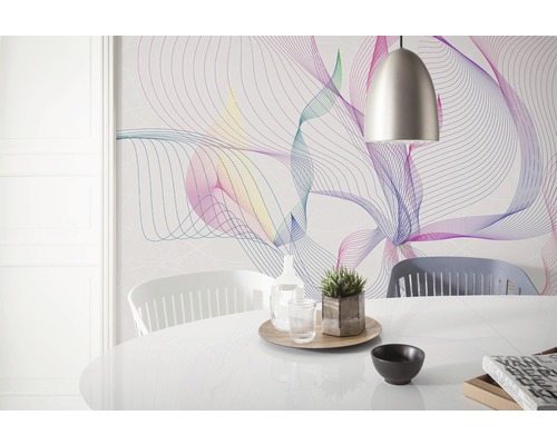 Sufragerie cu tapet cu model abstract de linii, masă și lampă suspendată