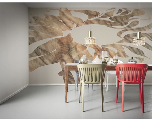 Sufragerie cu masă, scaune, lămpi suspendate și tapet cu model