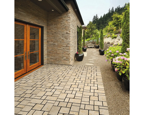 Exterior cu plăci de podea, perete de casă cu placare cu piatră și plantație