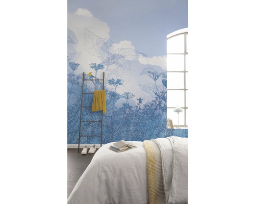 Dormitor luminos cu tapet cu model floral, un pat și o scară ca decor