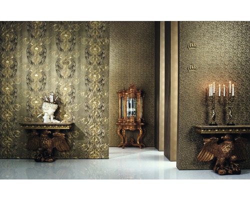 Interior elegant cu tapet cu model, consolă cu picior de vultur, figurină decorativă, vitrină și suport de lumânări
