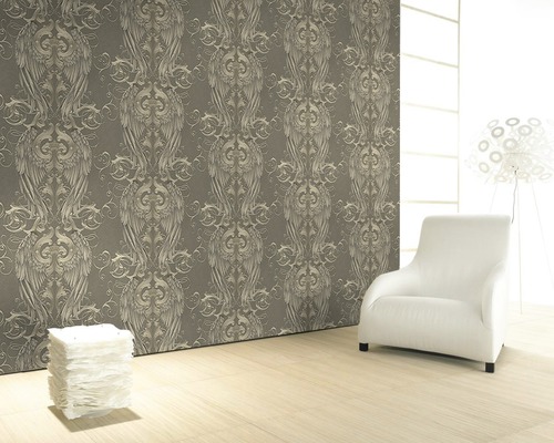Cameră decorativă cu tapet cu model, fotoliu și stivă de hârtie