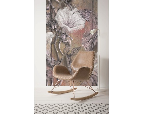 Tapetă decorativă cu model floral în spatele unui balansoar