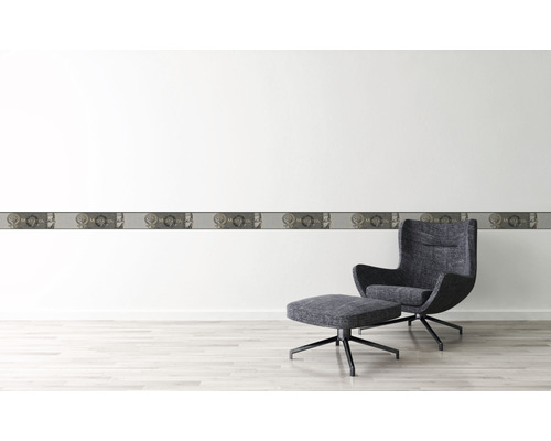 Decor de perete cu bordură și fotoliu într-o cameră luminoasă.