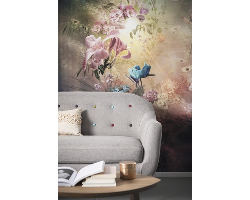 Scenă decorativă de living cu tapet floral și canapea gri