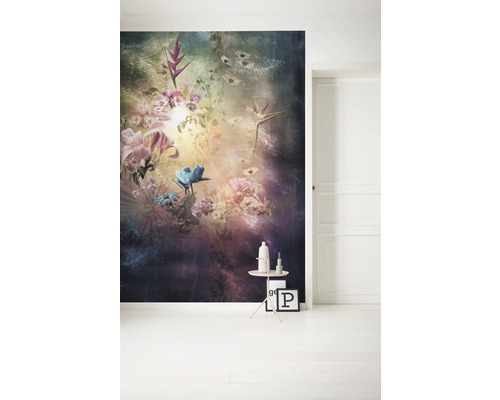 Cameră cu fototapet cu model floral, măsuță laterală și decorațiuni