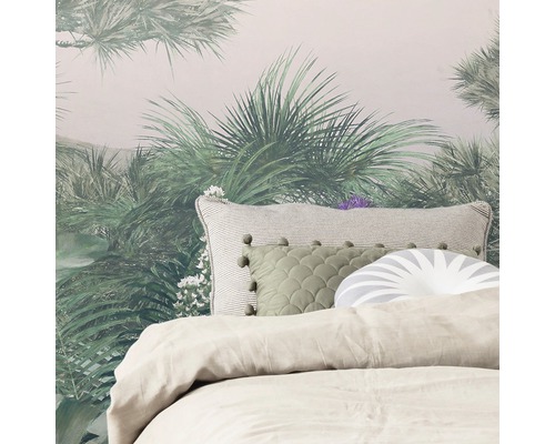 Pat cu perne și fototapet cu motiv de junglă
