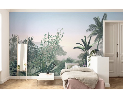 Dormitor luminos cu fototapet cu tematică de junglă, pat și oglindă