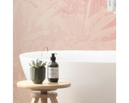 Baie cu tapet roz cu model, cadă, suculentă și loțiune pe un taburet