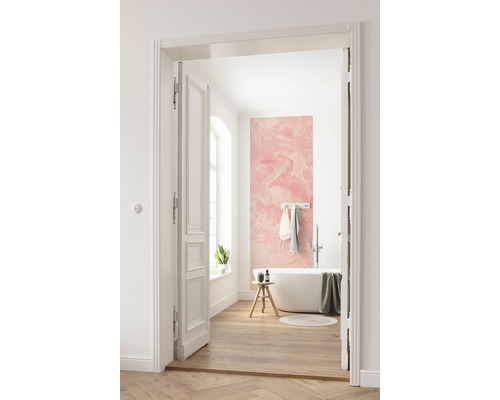 Baie cu cadă, taburet, prosoape și fototapet roz cu motiv dragon.